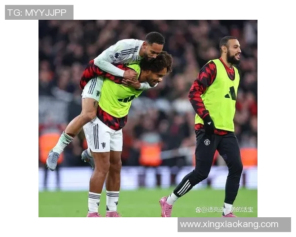 足球明星离队引发热议球迷们对未来充满期待与不安