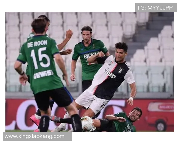 足球明星藏身桌子里惊吓朋友引发一场搞笑追逐战